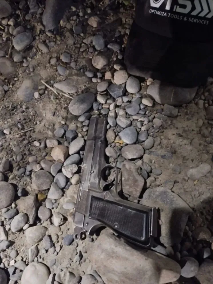 El arma es una Browning 9mm con el número limado, tenia una bala en boca y 5 en el cargador.