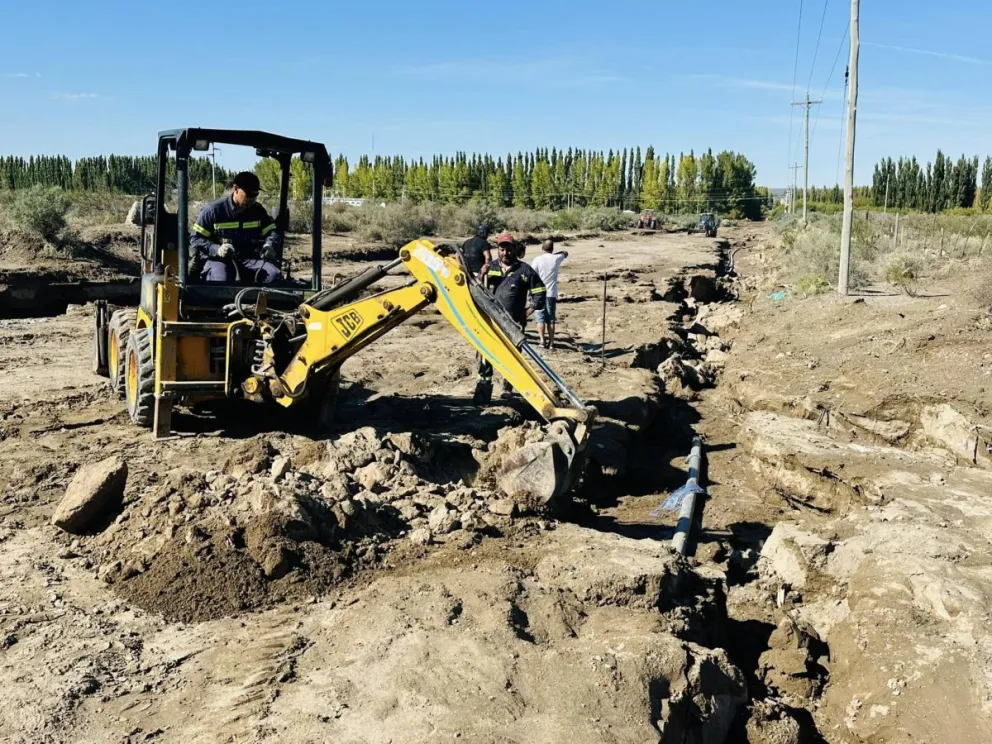 Con maquinaria y personal municipal y de Aguas Rionegrinas se estuvo trabajando en zonas ubicadas a pie de barda.