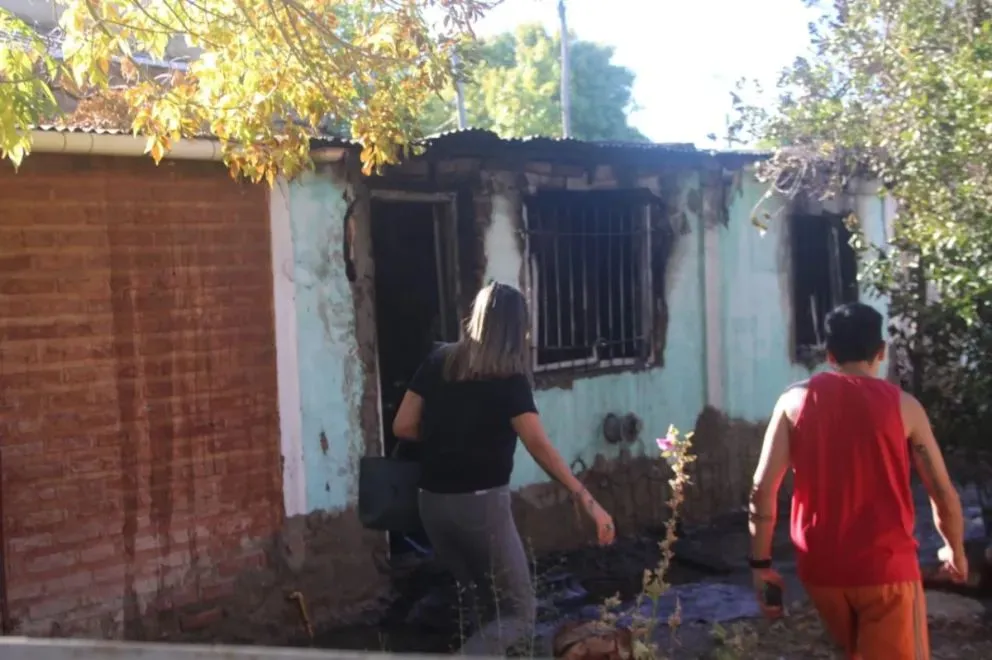 Los vecinos ayudaron a apagar el fuego. Foros: Tania Domenicucci ANR