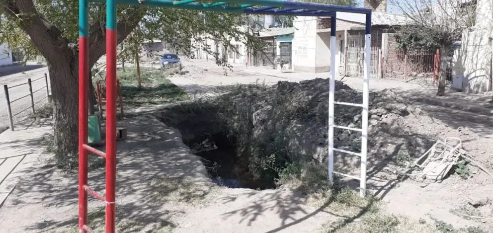 Hasta hace pocos a&ntilde;os as&iacute; jugaban los chicos en el bulevar.