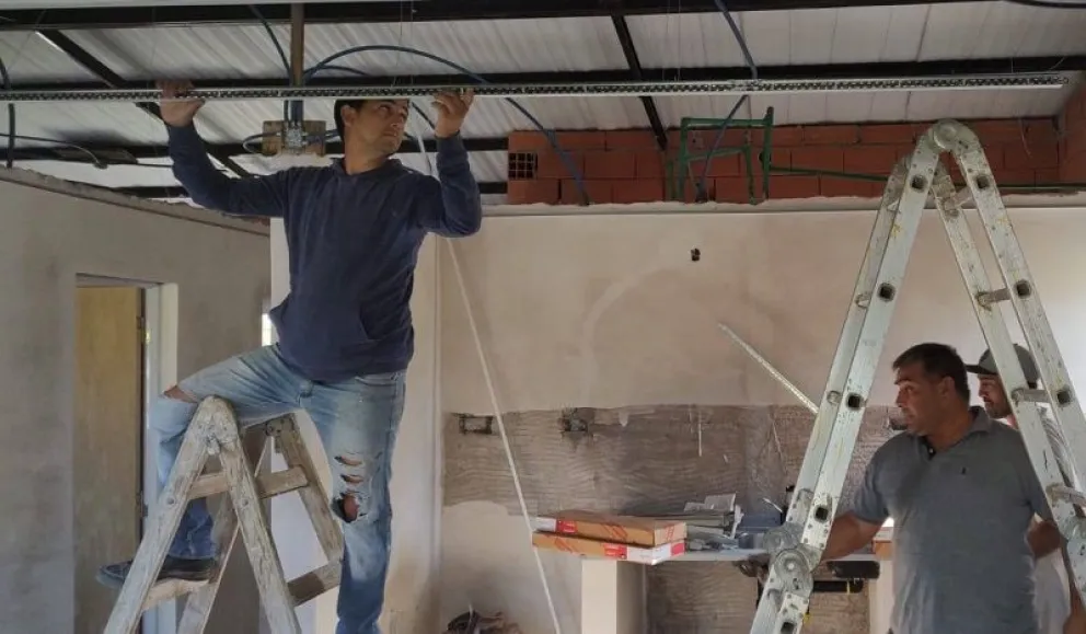 Se trabaja en la colocación de los cielorrasos suspendidos en cinco viviendas en construcción. (Foto gentileza)