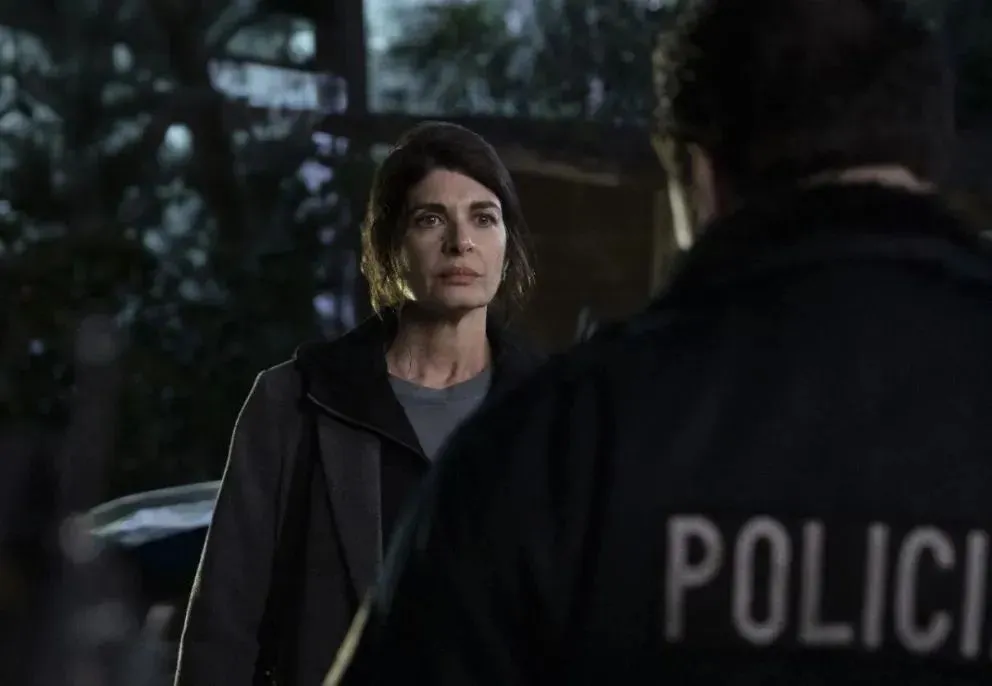 Ema Garay (Villamil) y sus desencuentros con el comisario de Bariloche (Fernán Mirás). Foto (Gentileza).