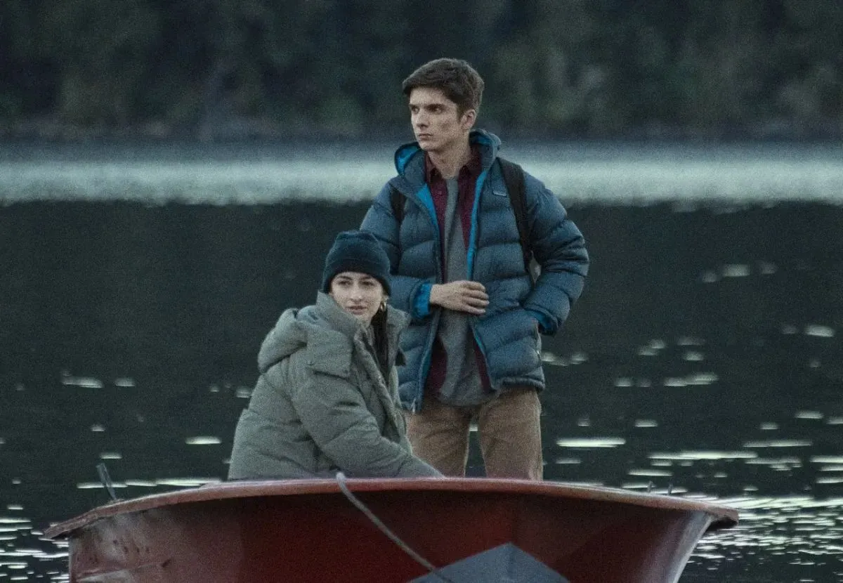 Matías Recalt (Bruno) y Amanda Minujín en el bote al que nadie quería subir.