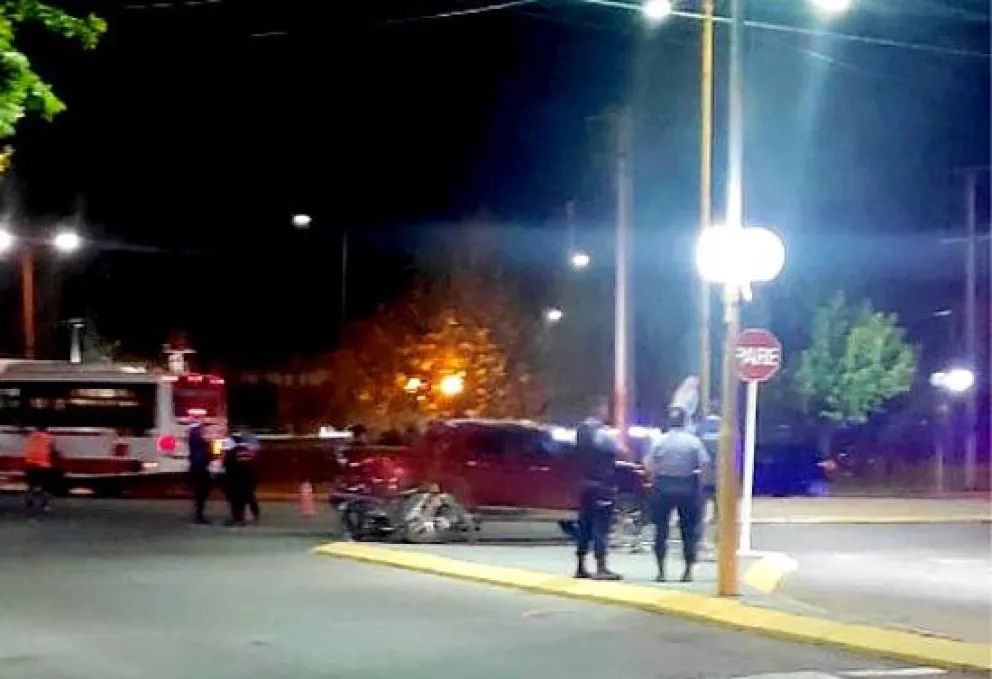 El choque ocurrió minutos antes de las 20 en Av. Cipolletti y Las Heras (foto enviada por un lector).
