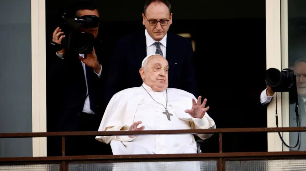 El papa Francisco saludando a los presentes. 