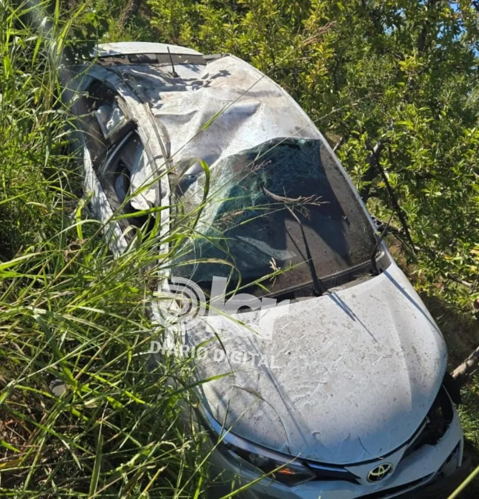 El auto terminó en el interior de un desagüe ubicado sobre la sub banquina sur. 