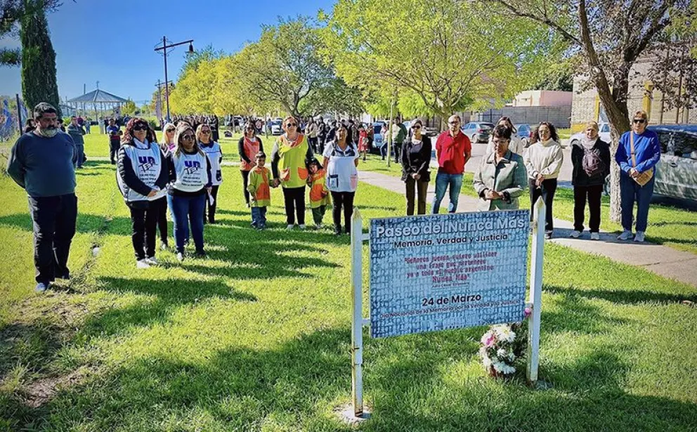 En Huergo se colocó una ofrenda floral en el paseo del "Nunca Más". (Foto gentileza)