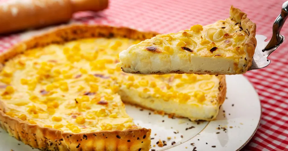 Tarta de choclo, cebolla y queso con masa casera.