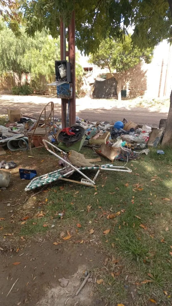 La basura fue arrojada el pasado fin de semana en la esquina de Parolini y Asia.