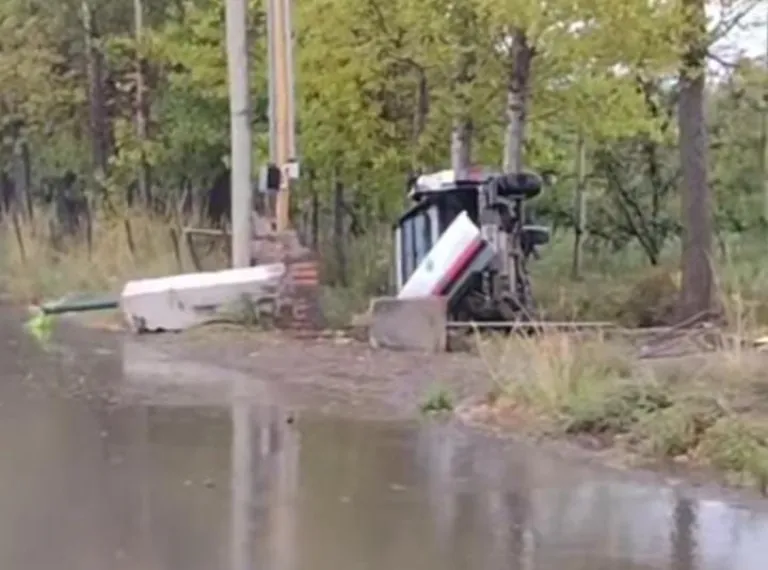 Tras despistar, la Fiat Strada impact&oacute; contra un monolito y termin&oacute; dentro de una chacra. 