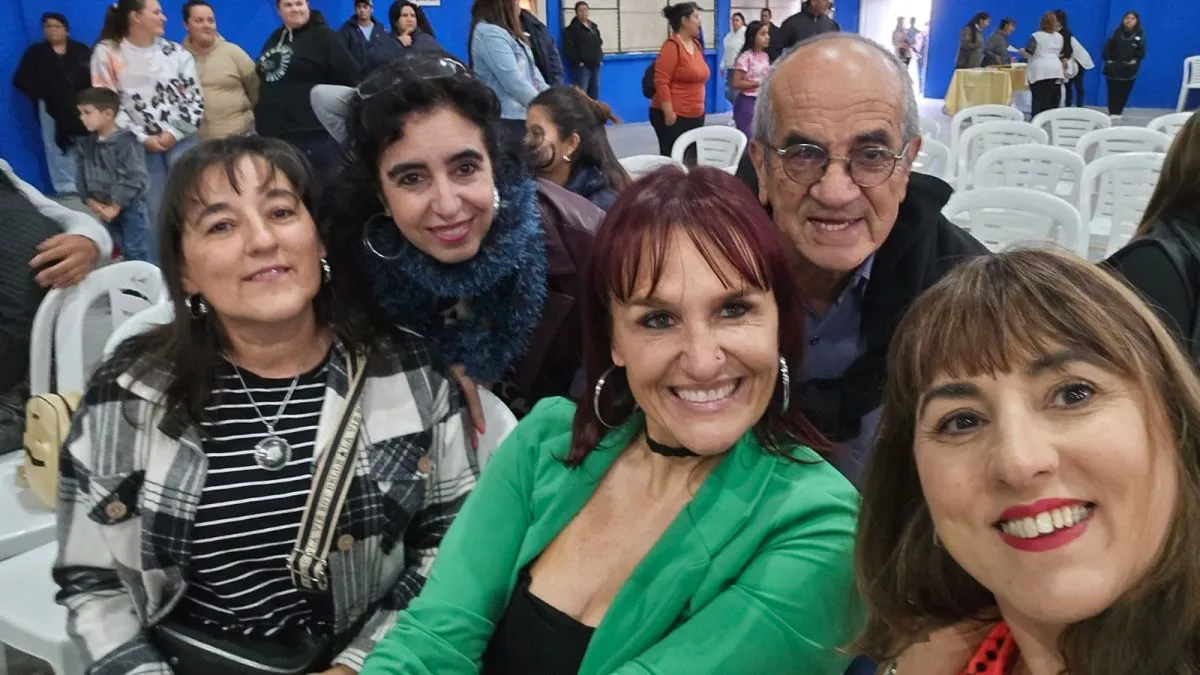 Exalumnos (de izquierda a dererecha) Alicia Gonz&aacute;lez, Mari&aacute;ngelez Gonz&aacute;lez, Carolina Apis, Rub&eacute;n Gonz&aacute;lez y Rosanna Gonz&aacute;lez