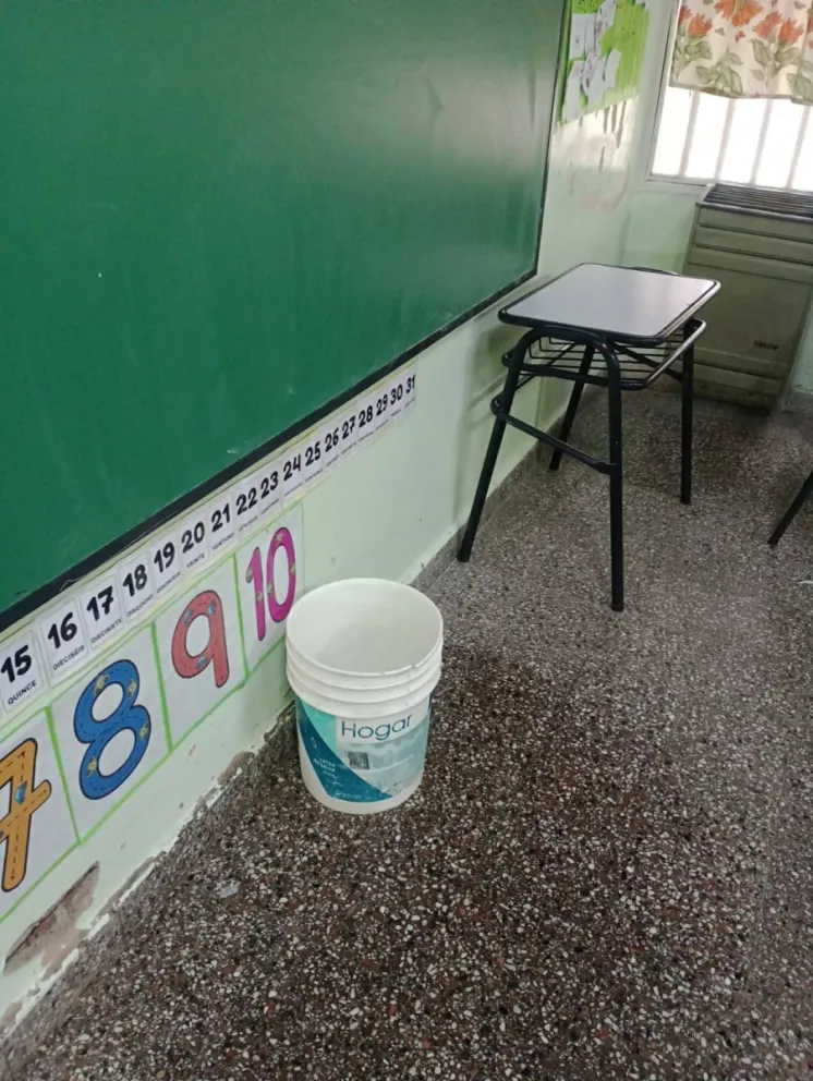 En la escuela de Villa Alberdi los estudiantes debieron retirarse antes. Malestar de un docente por las filtraciones (foto gentileza Hugo).