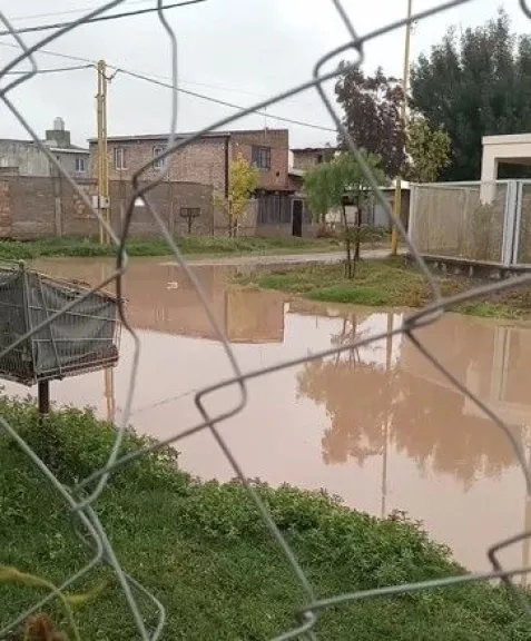 Una vecina se refiri&oacute; a la inundaci&oacute;n que presenta la esquina de Hussay y Quilmes. 