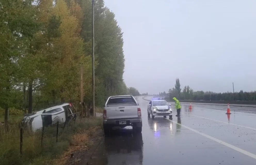 El vuelco y posterior choque se produjo a la altura del Km. 1141 de la Ruta 22.