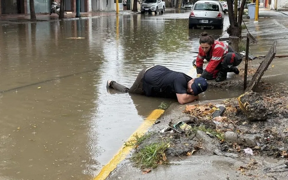 En la zona céntrica de Regina se trabajó para mejorar el drenaje del agua acumulada. (Foto gentileza)