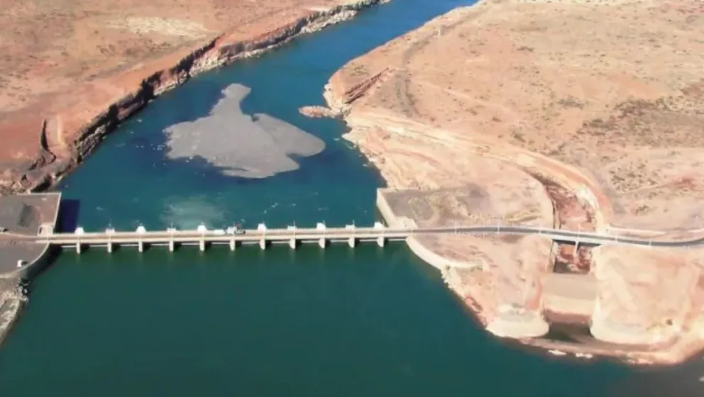 La represa de Portezuelo Grande deriva los caudales del río Neuquén a los embalses de Los Barriales y Mari Menuco. Foto: archivo.