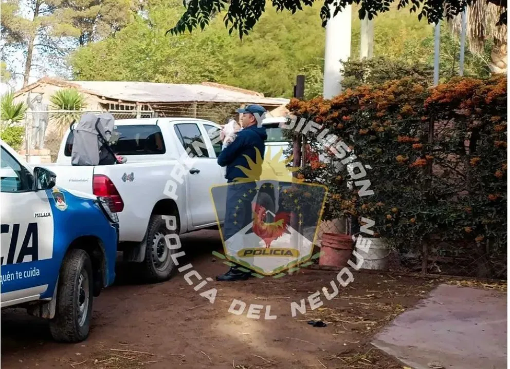 Luego de varios minutos, interminables, la bebé pudo ser rescatada y se encontraba en buen estado de salud. Foto: Prensa Policía Neuquén.