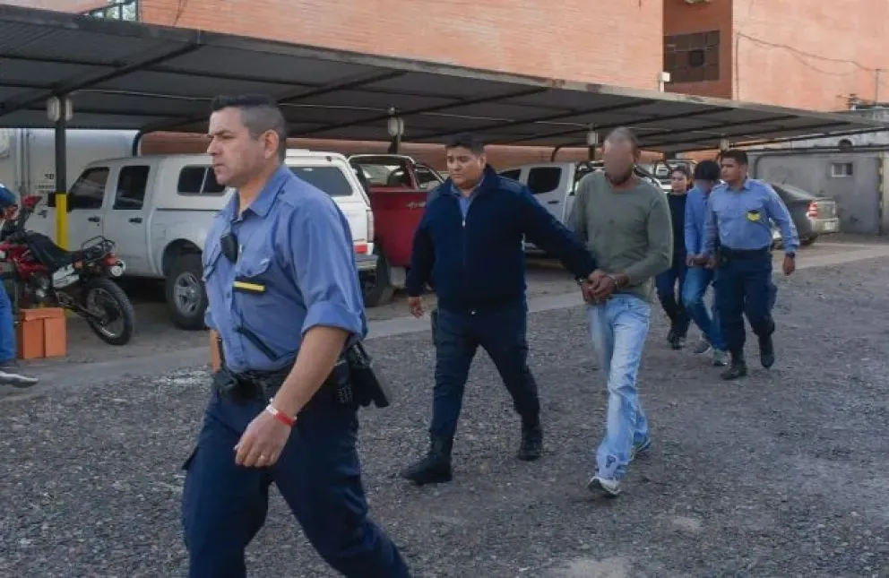 Los sospechosos ingresan a la sala anexo de los tribunales de Viedma con fuerte custodia policial.