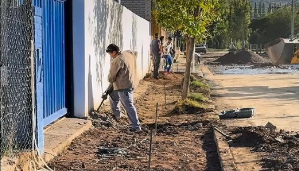 La semana pasada comenzaron los trabajos de construcción de veredas. (Foto gentileza)