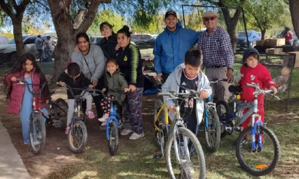 El fin de semana "Robando Sonrisas" llegó a Valle Azul para entregar bicicletas a chicos de la localidad. (Foto gentileza)