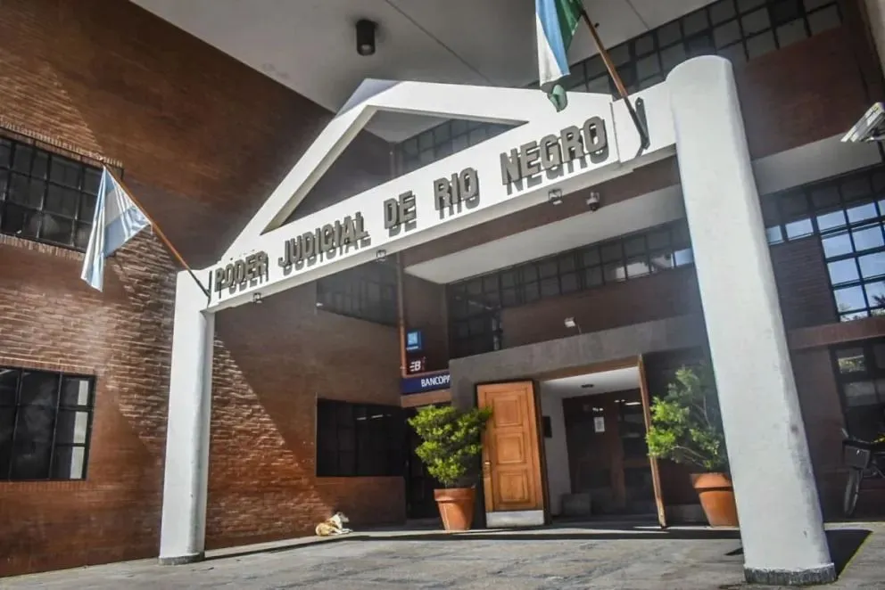 El fallo del Superior Tribunal de Justicia confirmó la condena y dejó firme la pena de prisión efectiva por el intento de femicidio ocurrido frente a una escuela de Roca, cometido pese a una restricción judicial vigente. Foto: archivo