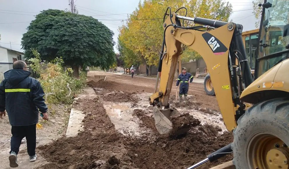 Personal de ARSA trabaja en la reparación en la calle Alberdi y Parnes. (Foto LCR)