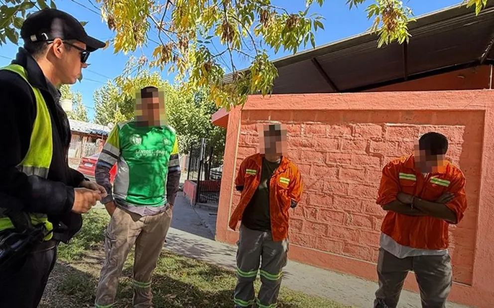 Los hombres fueron interceptados por personal policial tras la alerta de vecinos de Regina. (Foto gentileza)