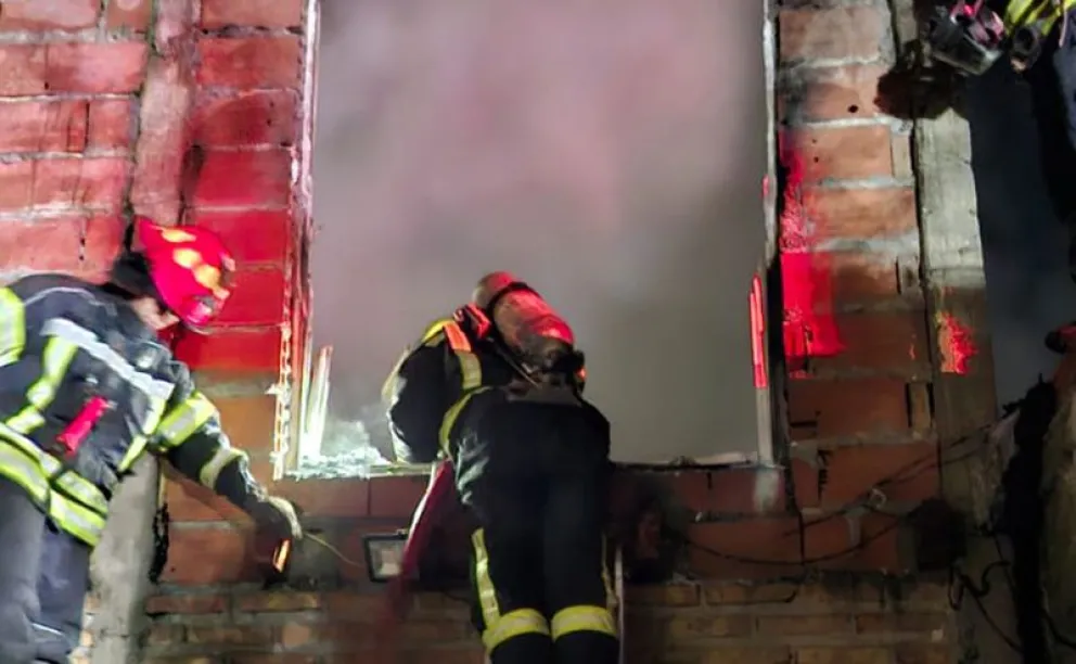 El incendio se registró en una vivienda de dos plantas del barrio La Graava. (Foto gentileza)