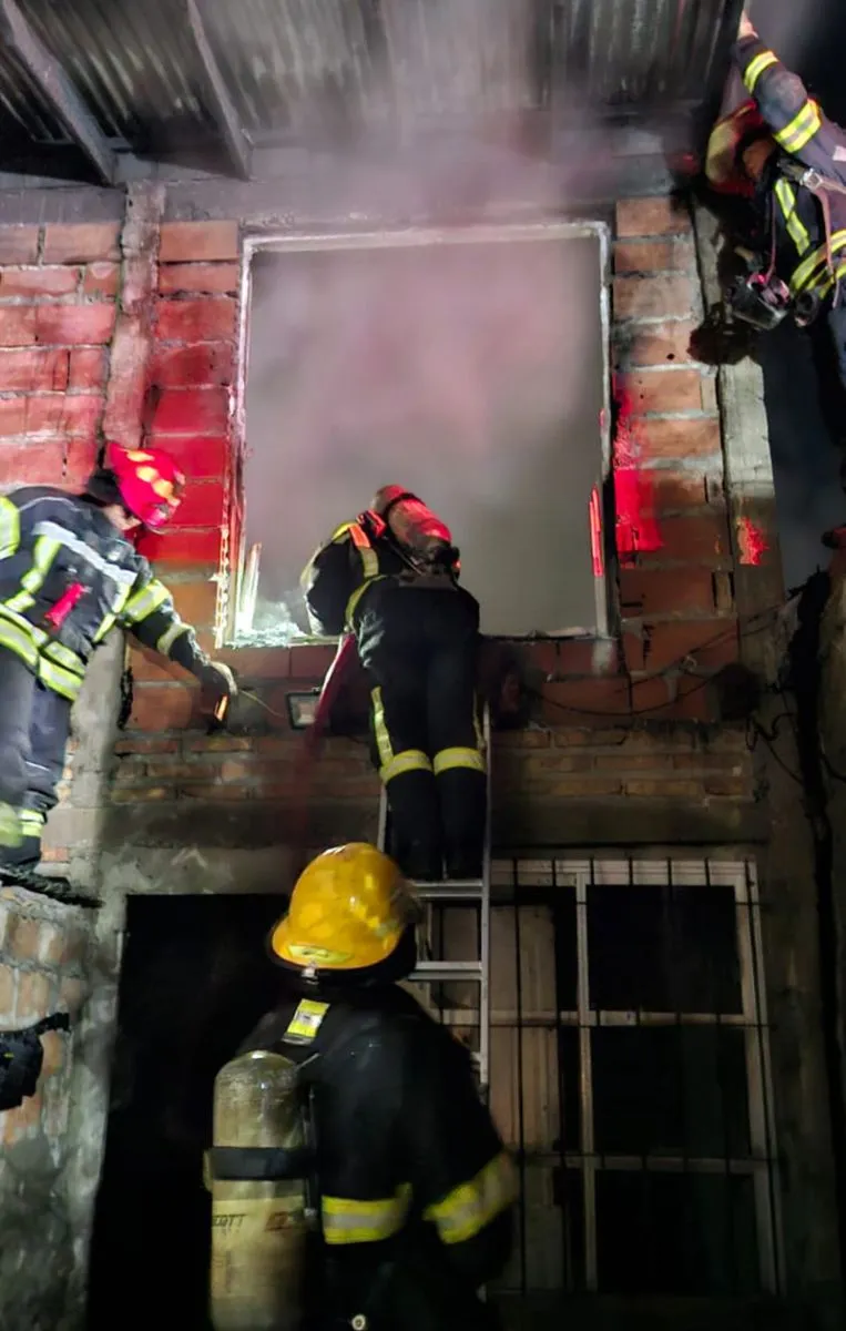 Al lugar concurrieron tres dotaciones y trabajaron 15 bomberos. 