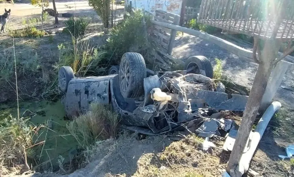 Terminó despistando y dando tumbos hasta acabar en el interior de un desagüe. (Foto ANROCA)