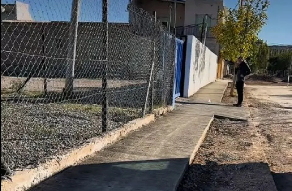 La construcción de la vereda finalizó esta semana para mejorar el acceso al polideportivo. (Foto gentileza)