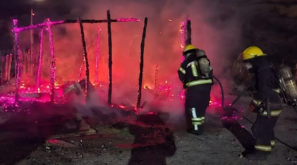 La vivienda construida con maderas quedó reducida a cenizas. (Foto gentileza)
