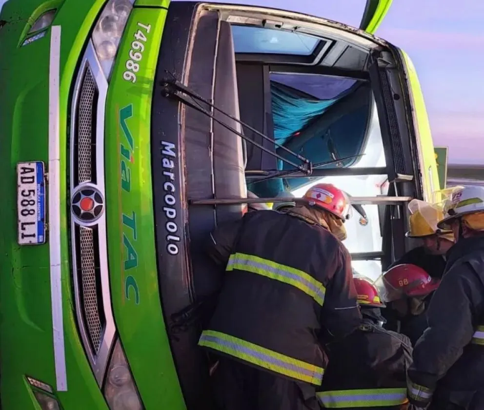 Así quedó el micro. Fotos Gentileza: La Brújula y medios de Lamadrid y Laprida.