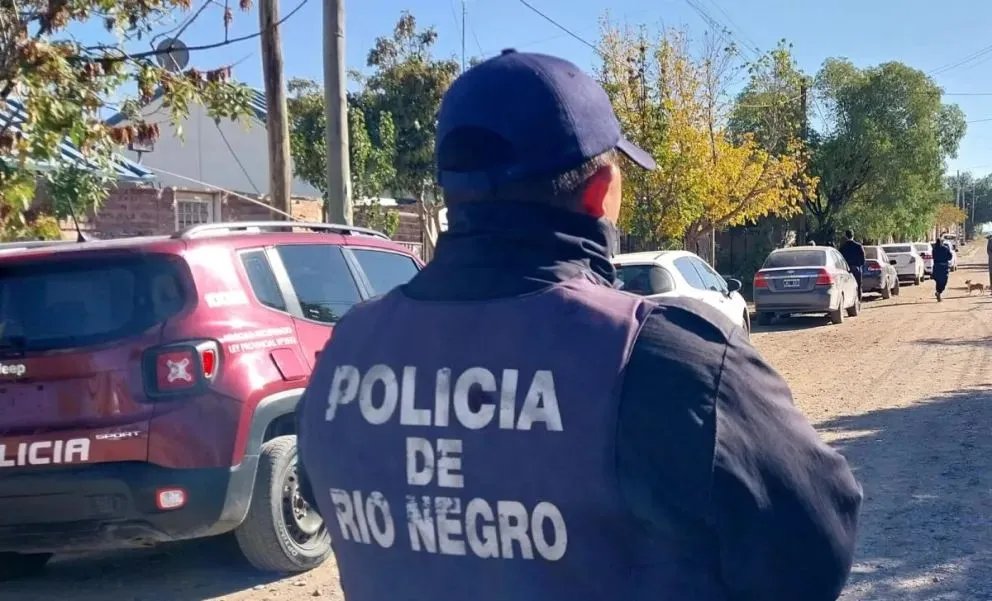 El operativo de detención se realizó en Barrio Nuevo de Roca en una unidad policial. Foto (ANRoca)