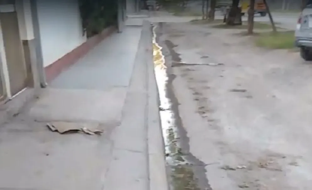 Los líquidos cloacales corren por el cordón de la vereda generando malos olores. (Foto gentileza)
