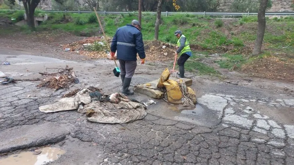Colchones y frazadas fueron encontradas en la limpieza de desagües que hizo el municipio de Regina. (Foto gentileza)