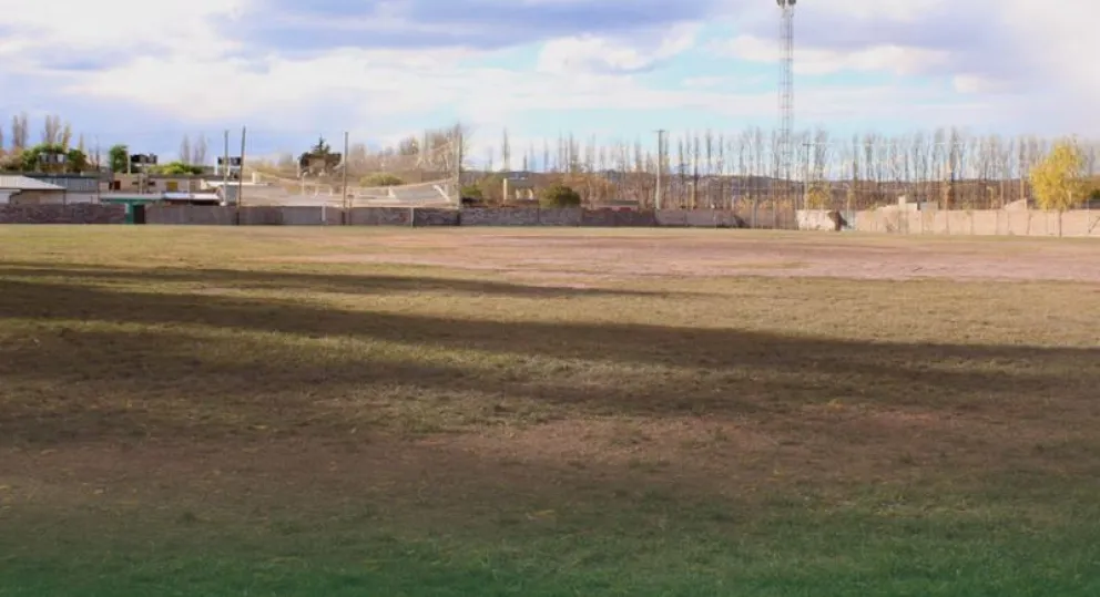 La campaña está destinada a mejorar la cancha del Club Huergo. (Foto archivo)