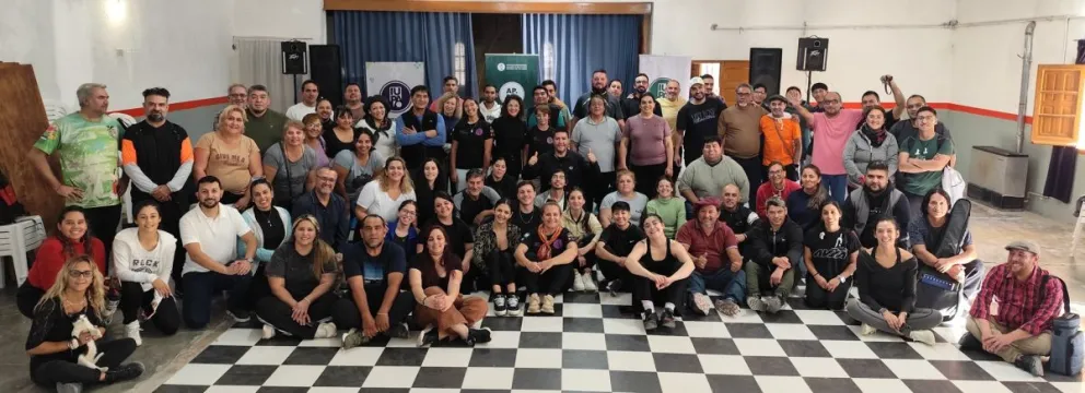 El primer egresado de la Escuela de Arte Popular que ahora se suma como docente. (Foto: Municipalidad de Mainqué)