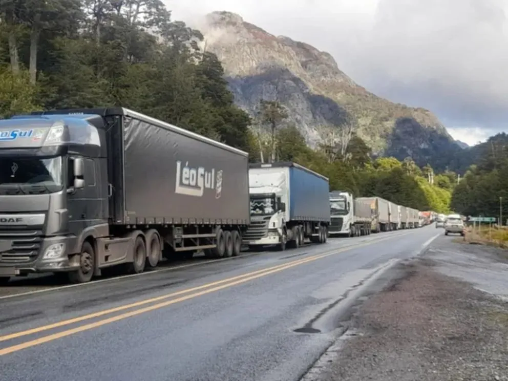 Paso desértico de transporte de carga por el reclamo sindical.