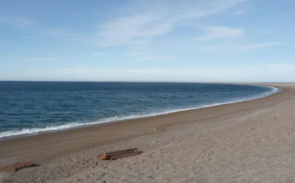 Zona de playa de Puerto Lobos, que según el Instituto Geográfico Militar (IGM) pertenece a Río Negro. Foto Canal 12 Web.