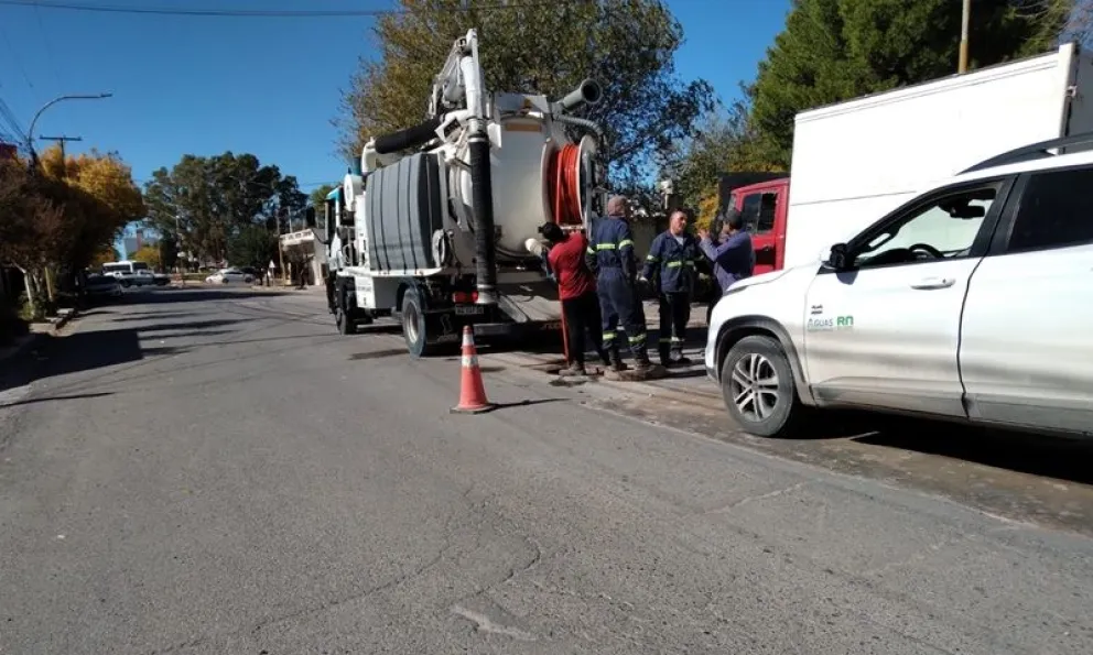 Personal de Arsa lleva adelante las tareas de mantenimiento de las cloacas. (Foto LCR)