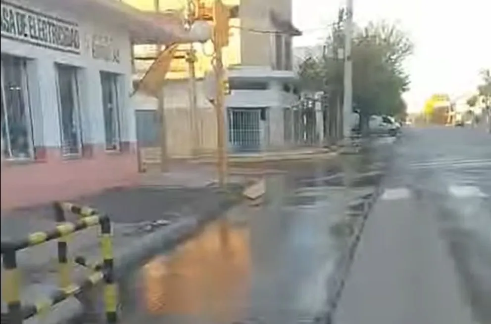 Un caño de asbesto cemento se rompió en la avenida Mitre y generó un corte total del suministro de agua. (Foto gentileza)