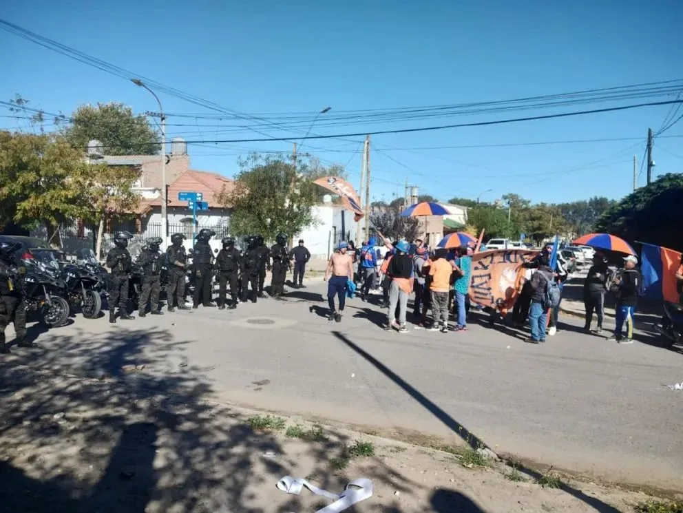 El enfrentamiento se produjo luego del partido entre Argentinos del Norte y el Depo. Foto (Policía de Río Negro)