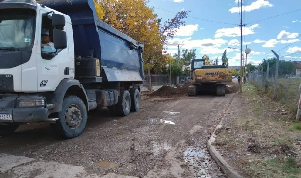 Los trabajos se realizan sobre la calle Juan Cruz Varela. (Foto LCR)