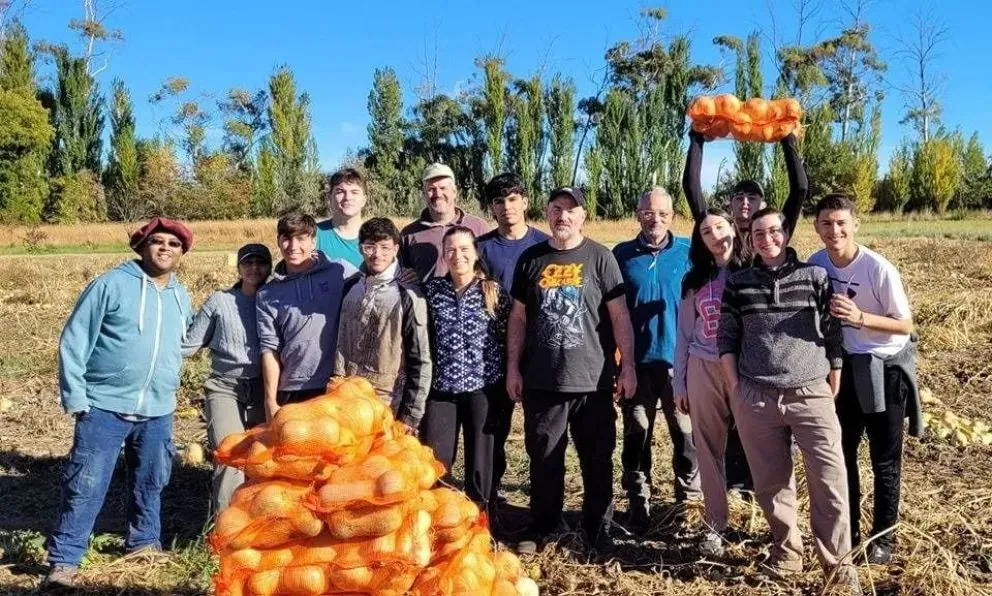 Estudiantes de las cátedras de Horticultura y Taller Agrícola: una producción solidaria y sustentable. Foto: gentileza.