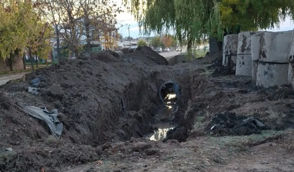 Se quitó el entubado del desagüe A para una limpieza y evitar anegamientos. (Foto gentileza)