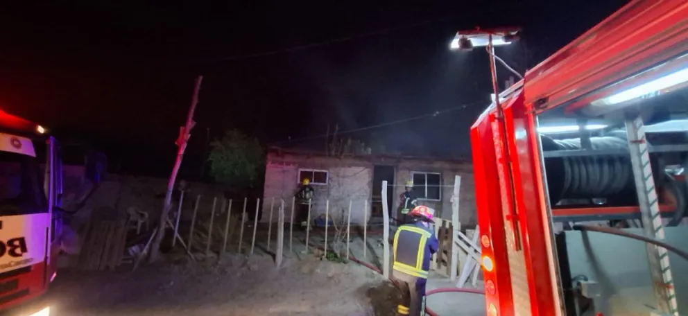 En el lugar trabajaron dos dotaciones con diez bomberos. 