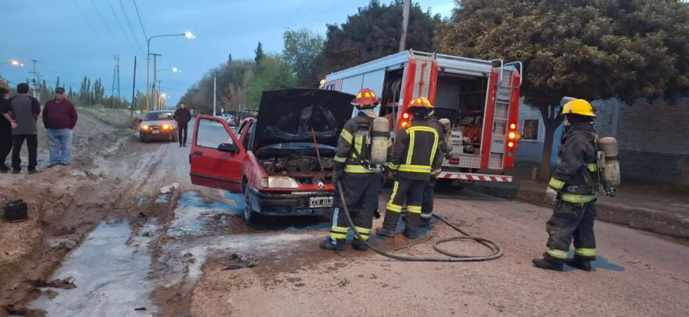 El incendio del auto ocurrió minutos antes de las 19 sobre avenida General Paz. 