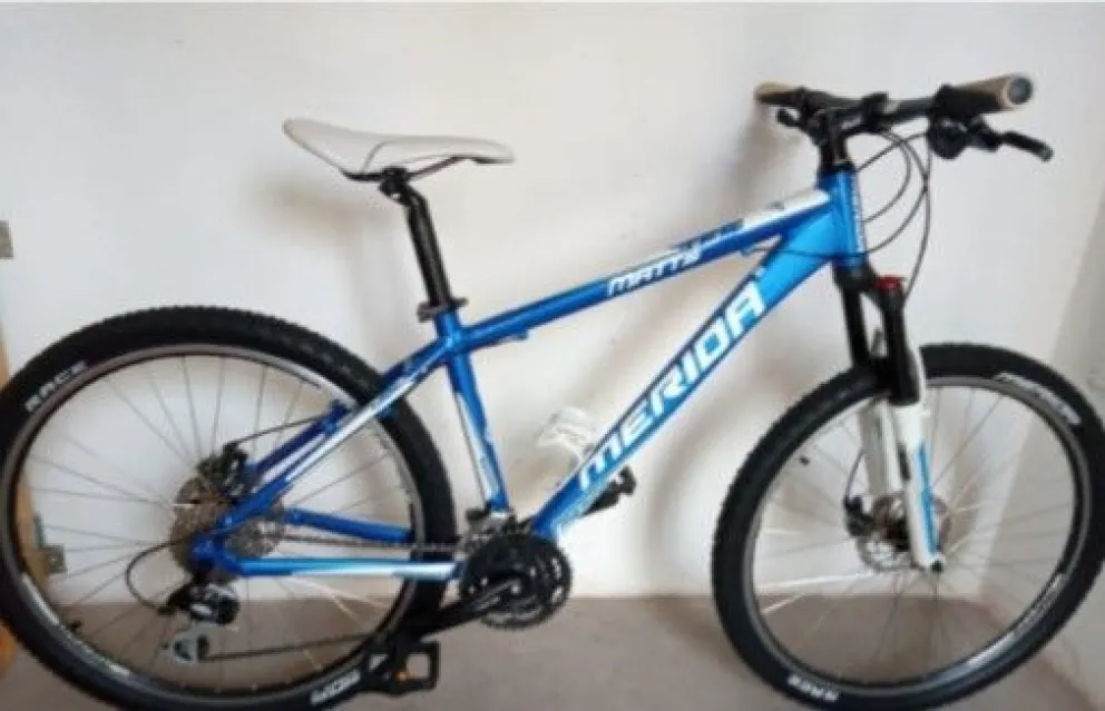 La bici marca Merida, rodado 26 y de color celeste con blanco fue robada en calle Araucarias cerca de la medianoche del sábado.