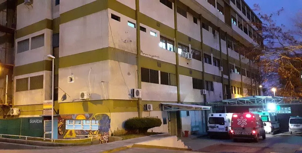 Un motociclista que cayó sobre la calzada debió ser trasladado al hospital en ambulancia. Foto LCR (archivo).